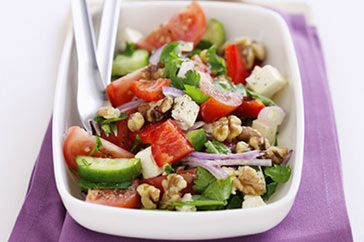 Греческий салат с орехами