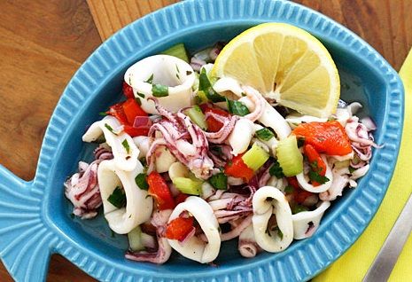 Освежающий салат с кальмарами