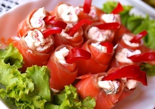 Рулетики из копченого лосося с кресс-салатом