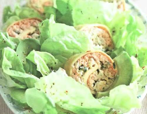Зеленый салат с рулетиками из рыбы и яиц
