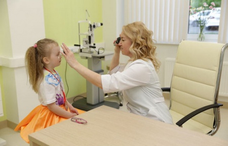 Когда нужно показать ребенка офтальмологу