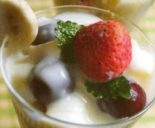 Фрукты и ягоды под сладким молочным соусом