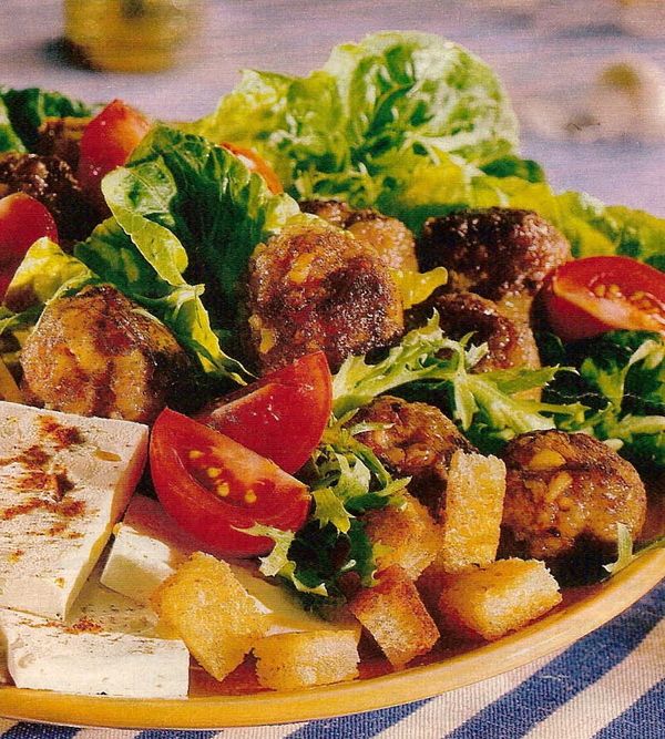 Греческий салат с мясными шариками