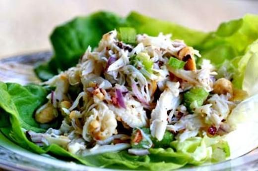 Крабовый салат с грушей и лесными орехами
