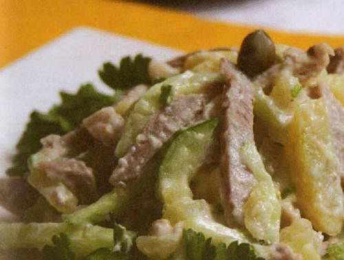Мясной салат с каперсами и свежими огурцами