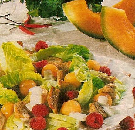 Салат с дыней и малиной