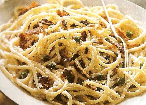 Спагетти с беконом и горошком