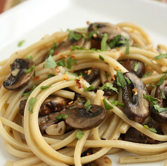 Спагетти с грибами и чесноком