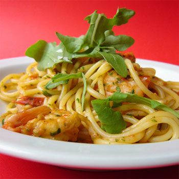 Спагетти с креветками и перцем чили