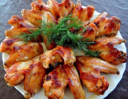 Вкусные куриные крылышки в соусе с картофельным пюре.