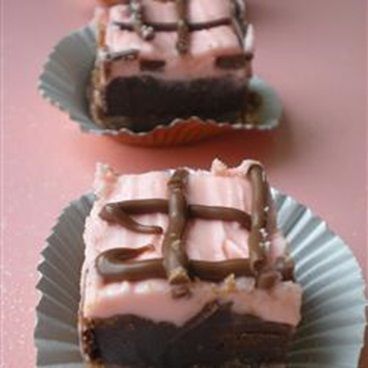 Розовые шоколадные пирожные