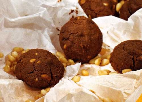 Шоколадное печенье с кедровыми орешками
