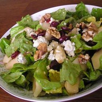 Зеленый салат с грушами и сыром