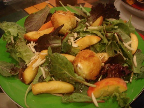 Зеленый салат с персиками